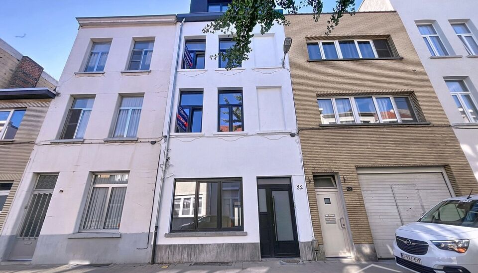 Tip top afgewerkt duplex appartement met terras en 2 slaapkamers.  Dit appartement biedt een perfecte balans tussen comfort en stijl, gelegen in de levendige en vernieuwende wijk Stuivenberg. Bij binnenkomst inkomhal met een apart toilet. De lichtrijke le