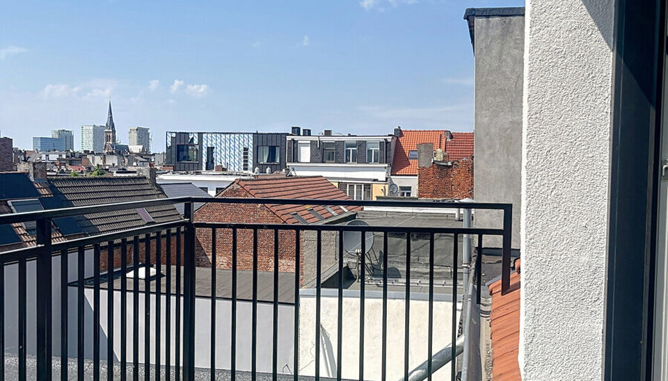 Tip top afgewerkt duplex appartement met terras en 2 slaapkamers.  Dit appartement biedt een perfecte balans tussen comfort en stijl, gelegen in de levendige en vernieuwende wijk Stuivenberg. Bij binnenkomst inkomhal met een apart toilet. De lichtrijke le