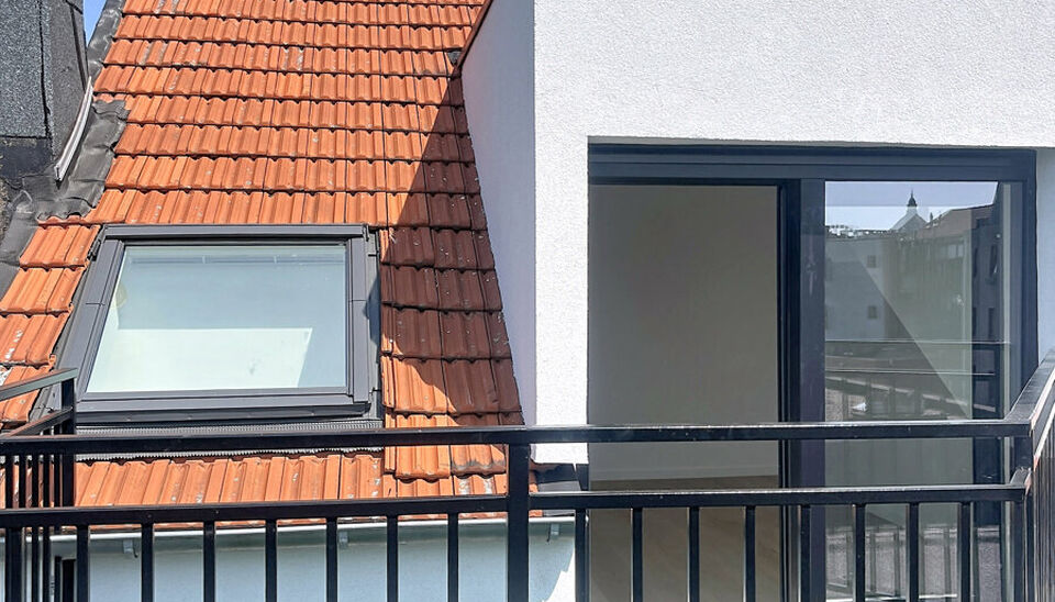 Tip top afgewerkt duplex appartement met terras en 2 slaapkamers.  Dit appartement biedt een perfecte balans tussen comfort en stijl, gelegen in de levendige en vernieuwende wijk Stuivenberg. Bij binnenkomst inkomhal met een apart toilet. De lichtrijke le