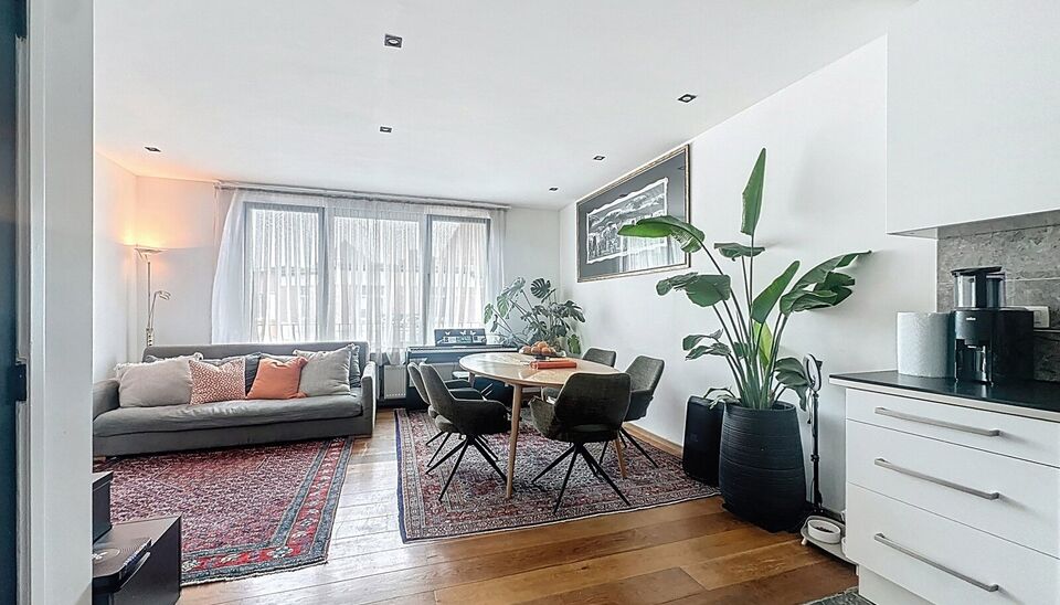 In een charmant gebouw met herenhuis-allure ontdek je deze unieke duplexwoning die eerder dienst deed als twee aparte appartementen, maar nu stijlvol werd samengevoegd tot een ruimtelijke gezinswoning vol karakter.
Via de aparte privé-inkomhal stap je bi