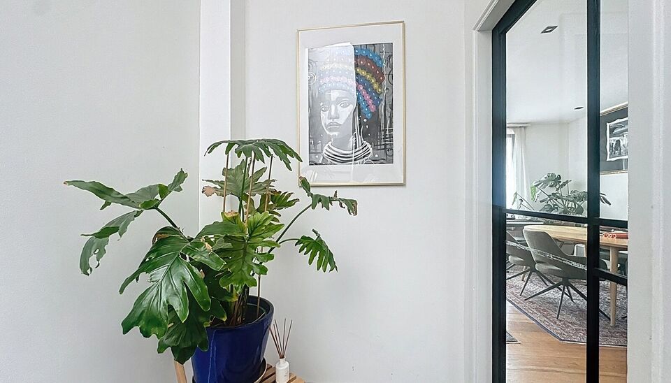 In een charmant gebouw met herenhuis-allure ontdek je deze unieke duplexwoning die eerder dienst deed als twee aparte appartementen, maar nu stijlvol werd samengevoegd tot een ruimtelijke gezinswoning vol karakter.
Via de aparte privé-inkomhal stap je bi