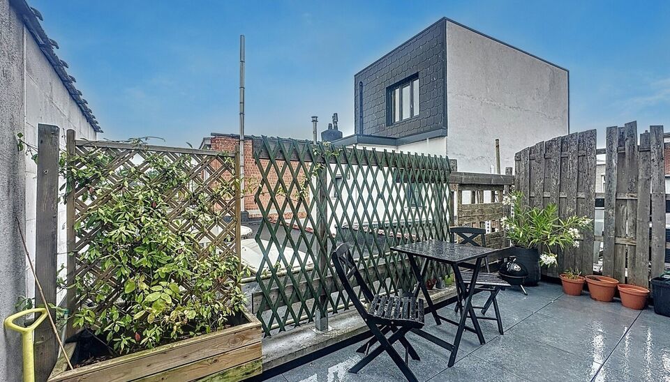 In een charmant gebouw met herenhuis-allure ontdek je deze unieke duplexwoning die eerder dienst deed als twee aparte appartementen, maar nu stijlvol werd samengevoegd tot een ruimtelijke gezinswoning vol karakter.
Via de aparte privé-inkomhal stap je bi