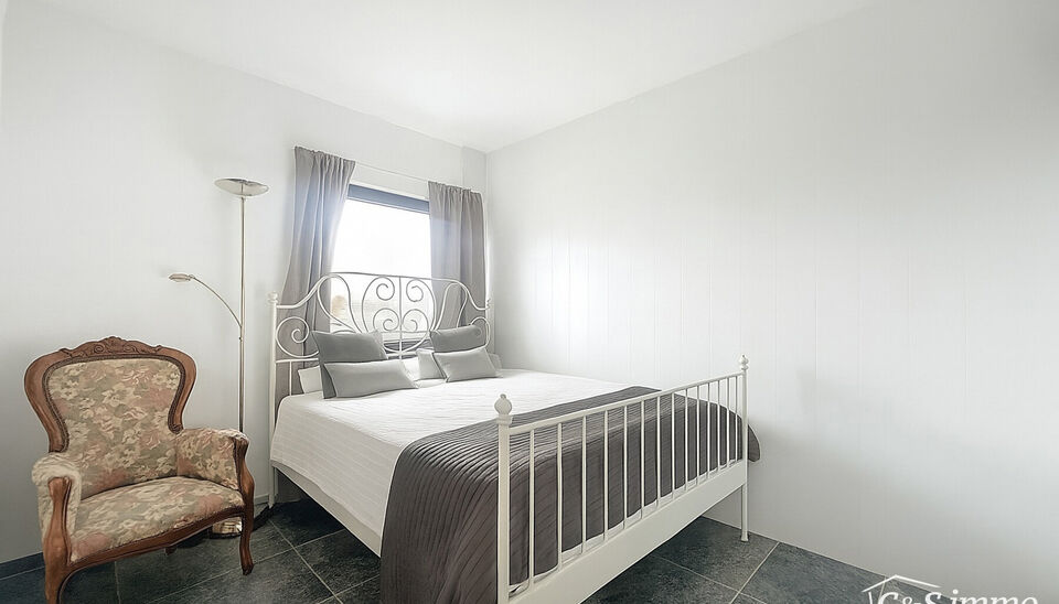 In een charmant gebouw met herenhuis-allure ontdek je deze unieke duplexwoning die eerder dienst deed als twee aparte appartementen, maar nu stijlvol werd samengevoegd tot een ruimtelijke gezinswoning vol karakter.
Via de aparte privé-inkomhal stap je bi