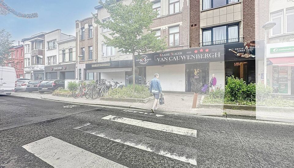 In een charmant gebouw met herenhuis-allure ontdek je deze unieke duplexwoning die eerder dienst deed als twee aparte appartementen, maar nu stijlvol werd samengevoegd tot een ruimtelijke gezinswoning vol karakter.
Via de aparte privé-inkomhal stap je bi