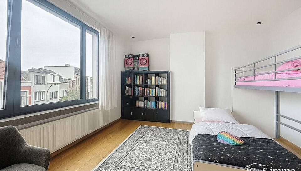 In een charmant gebouw met herenhuis-allure ontdek je deze unieke duplexwoning die eerder dienst deed als twee aparte appartementen, maar nu stijlvol werd samengevoegd tot een ruimtelijke gezinswoning vol karakter.
Via de aparte privé-inkomhal stap je bi