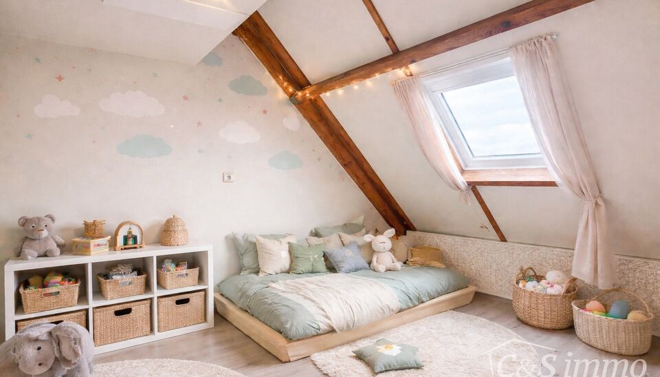 Op zoek naar een woning met potentieel op een centrale ligging? Deze te renoveren woning in Merksem biedt tal van mogelijkheden voor wie graag zijn eigen stempel drukt.

Op het gelijkvloers bevindt zich een gezellige leefruimte met aansluitend de keuken. 