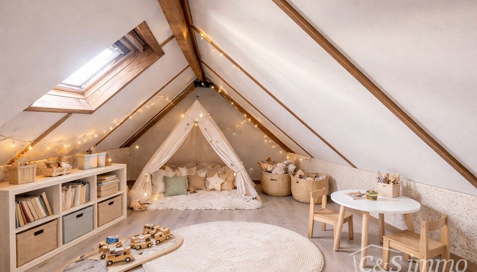 Op zoek naar een woning met potentieel op een centrale ligging? Deze te renoveren woning in Merksem biedt tal van mogelijkheden voor wie graag zijn eigen stempel drukt.

Op het gelijkvloers bevindt zich een gezellige leefruimte met aansluitend de keuken. 