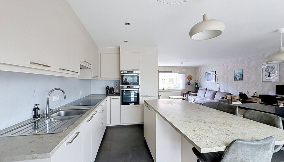 Deze energiezuinige, lichtrijke halfopen bebouwing ligt in een rustige, doodlopende straat, op wandelafstand van het centrum van Zandvliet. Met haar vernieuwde keuken en badkamer, ruime slaapkamers en aangename tuin biedt deze instapklare woning alle comf
