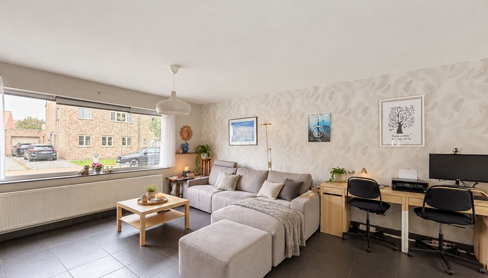 Deze energiezuinige, lichtrijke halfopen bebouwing ligt in een rustige, doodlopende straat, op wandelafstand van het centrum van Zandvliet. Met haar vernieuwde keuken en badkamer, ruime slaapkamers en aangename tuin biedt deze instapklare woning alle comf