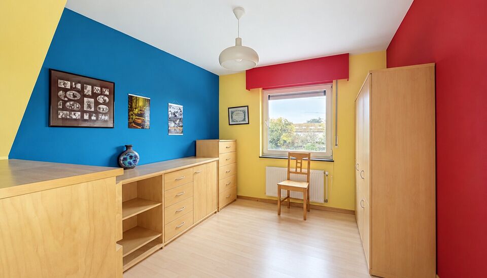 Deze energiezuinige, lichtrijke halfopen bebouwing ligt in een rustige, doodlopende straat, op wandelafstand van het centrum van Zandvliet. Met haar vernieuwde keuken en badkamer, ruime slaapkamers en aangename tuin biedt deze instapklare woning alle comf
