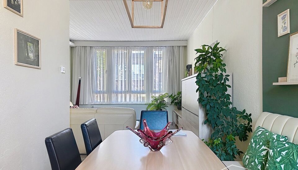 Bent u op zoek naar een instapklare woning op een centrale en groene locatie? Deze charmante eengezinswoning, gelegen dichtbij het prachtige Rivierenhof, combineert ruimte, licht en functionaliteit.
Op het gelijkvloers bevinden zich momenteel twee volwaar