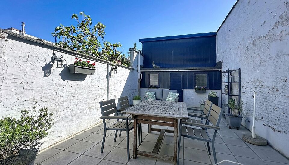 Bent u op zoek naar een instapklare woning op een centrale en groene locatie? Deze charmante eengezinswoning, gelegen dichtbij het prachtige Rivierenhof, combineert ruimte, licht en functionaliteit.
Op het gelijkvloers bevinden zich momenteel twee volwaar