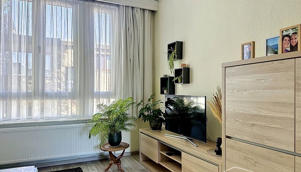 Bent u op zoek naar een instapklare woning op een centrale en groene locatie? Deze charmante eengezinswoning, gelegen dichtbij het prachtige Rivierenhof, combineert ruimte, licht en functionaliteit.
Op het gelijkvloers bevinden zich momenteel twee volwaar