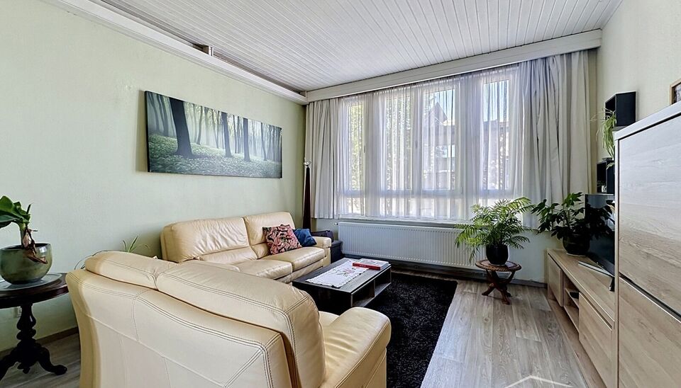 Bent u op zoek naar een instapklare woning op een centrale en groene locatie? Deze charmante eengezinswoning, gelegen dichtbij het prachtige Rivierenhof, combineert ruimte, licht en functionaliteit.
Op het gelijkvloers bevinden zich momenteel twee volwaar