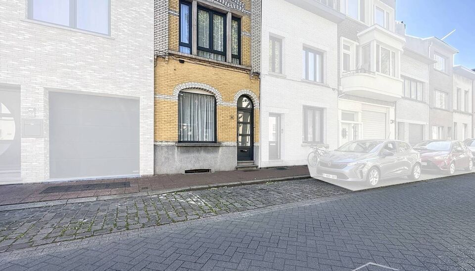 Bent u op zoek naar een instapklare woning op een centrale en groene locatie? Deze charmante eengezinswoning, gelegen dichtbij het prachtige Rivierenhof, combineert ruimte, licht en functionaliteit.
Op het gelijkvloers bevinden zich momenteel twee volwaar