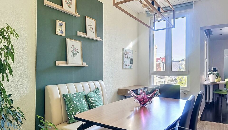 Bent u op zoek naar een instapklare woning op een centrale en groene locatie? Deze charmante eengezinswoning, gelegen dichtbij het prachtige Rivierenhof, combineert ruimte, licht en functionaliteit.
Op het gelijkvloers bevinden zich momenteel twee volwaar