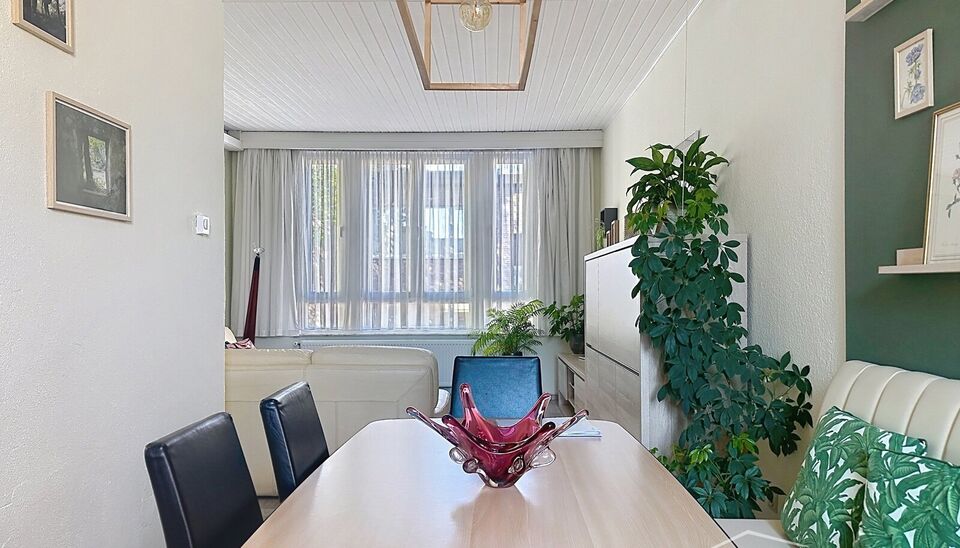 Bent u op zoek naar een instapklare woning op een centrale en groene locatie? Deze charmante eengezinswoning, gelegen dichtbij het prachtige Rivierenhof, combineert ruimte, licht en functionaliteit.
Op het gelijkvloers bevinden zich momenteel twee volwaar
