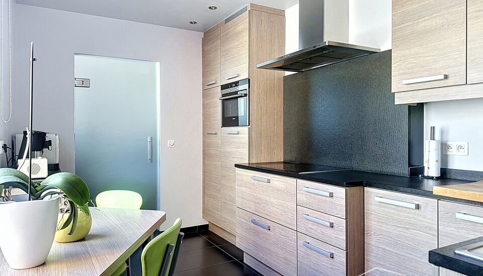 Bent u op zoek naar een instapklare woning op een centrale en groene locatie? Deze charmante eengezinswoning, gelegen dichtbij het prachtige Rivierenhof, combineert ruimte, licht en functionaliteit.
Op het gelijkvloers bevinden zich momenteel twee volwaar