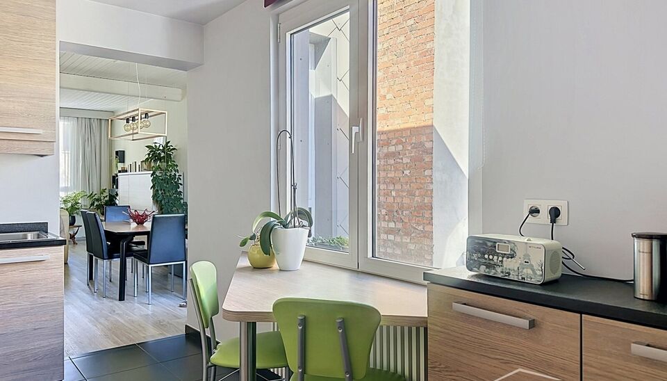 Bent u op zoek naar een instapklare woning op een centrale en groene locatie? Deze charmante eengezinswoning, gelegen dichtbij het prachtige Rivierenhof, combineert ruimte, licht en functionaliteit.
Op het gelijkvloers bevinden zich momenteel twee volwaar