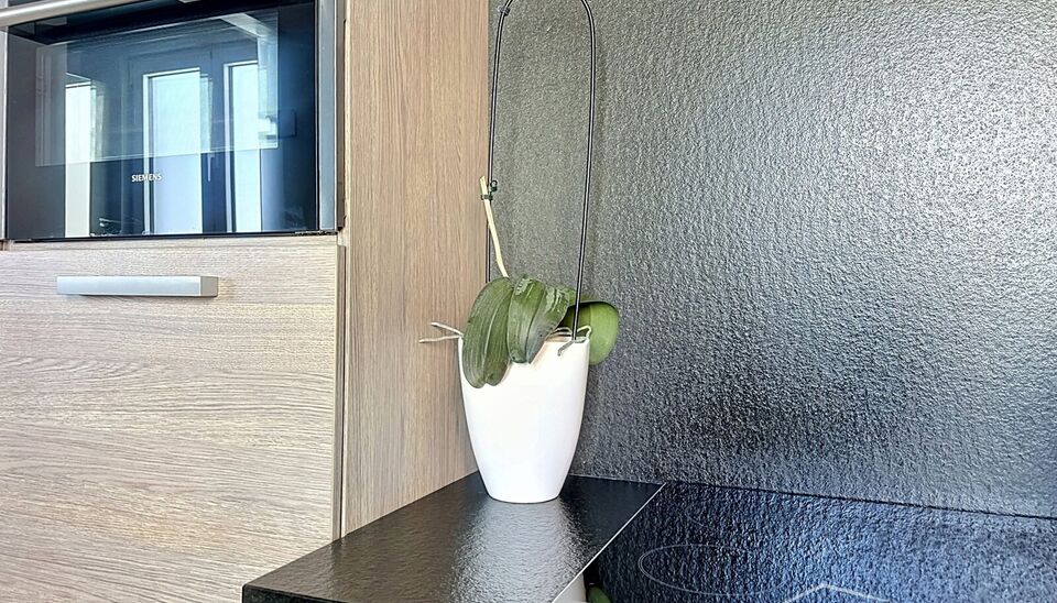 Bent u op zoek naar een instapklare woning op een centrale en groene locatie? Deze charmante eengezinswoning, gelegen dichtbij het prachtige Rivierenhof, combineert ruimte, licht en functionaliteit.
Op het gelijkvloers bevinden zich momenteel twee volwaar