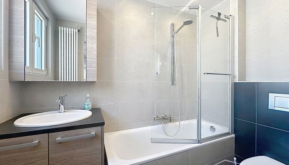 Bent u op zoek naar een instapklare woning op een centrale en groene locatie? Deze charmante eengezinswoning, gelegen dichtbij het prachtige Rivierenhof, combineert ruimte, licht en functionaliteit.
Op het gelijkvloers bevinden zich momenteel twee volwaar