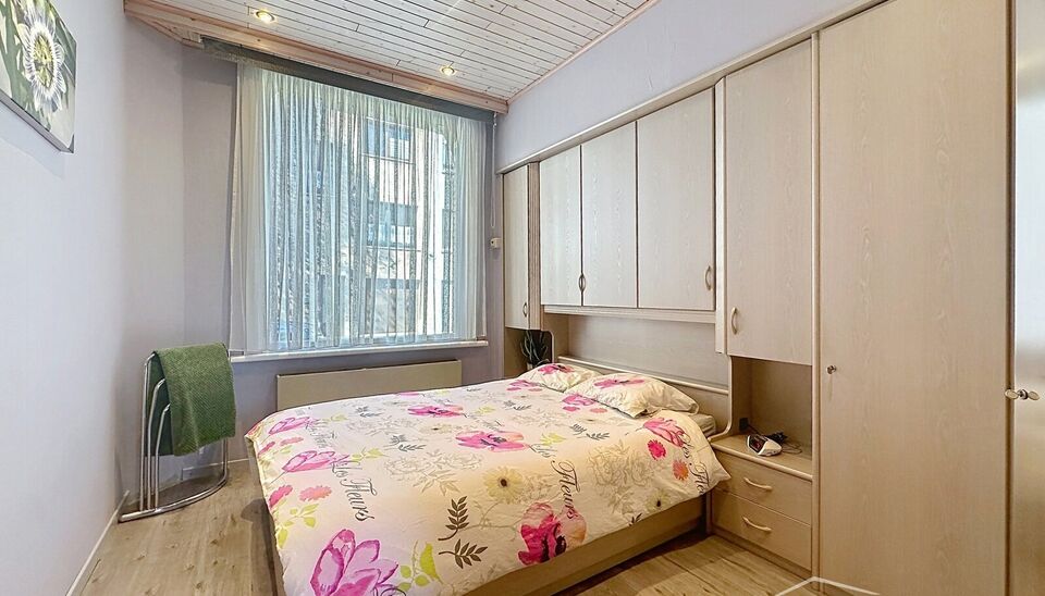Bent u op zoek naar een instapklare woning op een centrale en groene locatie? Deze charmante eengezinswoning, gelegen dichtbij het prachtige Rivierenhof, combineert ruimte, licht en functionaliteit.
Op het gelijkvloers bevinden zich momenteel twee volwaar