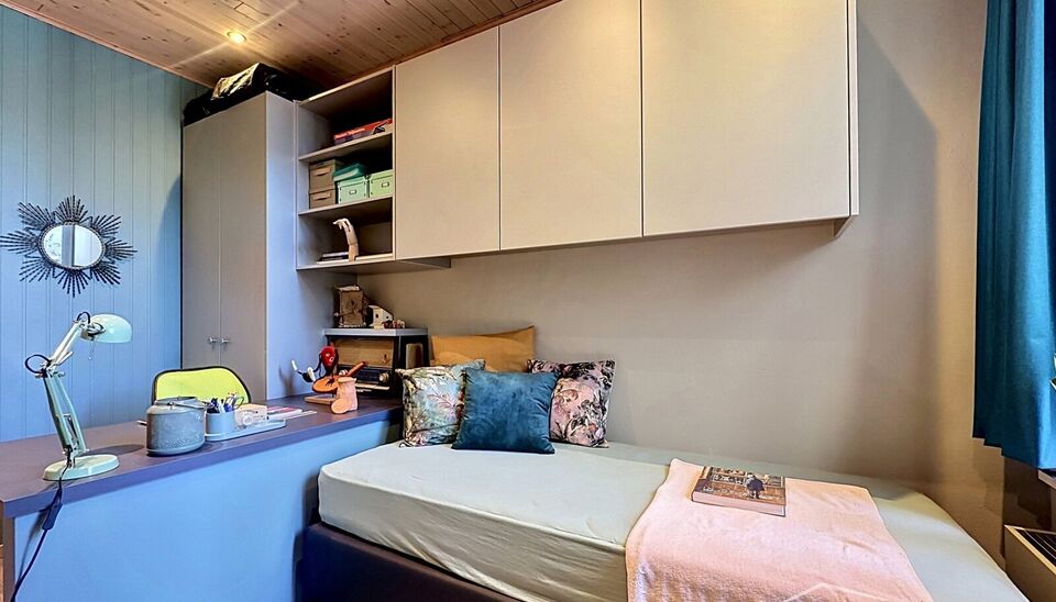 Bent u op zoek naar een instapklare woning op een centrale en groene locatie? Deze charmante eengezinswoning, gelegen dichtbij het prachtige Rivierenhof, combineert ruimte, licht en functionaliteit.
Op het gelijkvloers bevinden zich momenteel twee volwaar