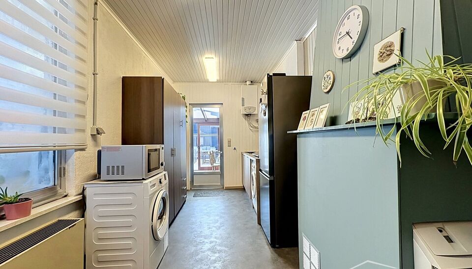 Bent u op zoek naar een instapklare woning op een centrale en groene locatie? Deze charmante eengezinswoning, gelegen dichtbij het prachtige Rivierenhof, combineert ruimte, licht en functionaliteit.
Op het gelijkvloers bevinden zich momenteel twee volwaar