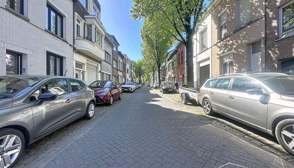 Bent u op zoek naar een instapklare woning op een centrale en groene locatie? Deze charmante eengezinswoning, gelegen dichtbij het prachtige Rivierenhof, combineert ruimte, licht en functionaliteit.
Op het gelijkvloers bevinden zich momenteel twee volwaar