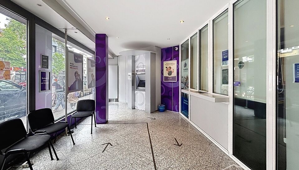 De beschikbare kantoorruimte bevindt zich op de gelijkvloerse verdieping van een kleinschalig gebouw en biedt een oppervlakte van 130m&sup2;. Aansluitend aan de kantoorruimte zijn er twee bergings en een serverruimte.
De toegang tot het gebouw verloopt rechts