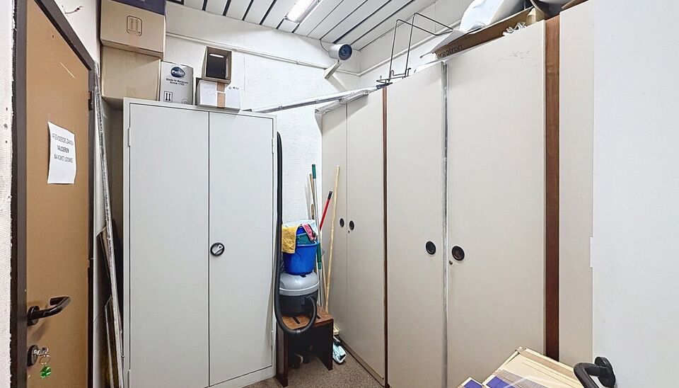 De beschikbare kantoorruimte bevindt zich op de gelijkvloerse verdieping van een kleinschalig gebouw en biedt een oppervlakte van 130m&sup2;. Aansluitend aan de kantoorruimte zijn er twee bergings en een serverruimte.
De toegang tot het gebouw verloopt rechts
