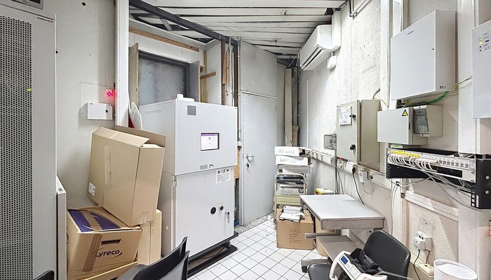 De beschikbare kantoorruimte bevindt zich op de gelijkvloerse verdieping van een kleinschalig gebouw en biedt een oppervlakte van 130m&sup2;. Aansluitend aan de kantoorruimte zijn er twee bergings en een serverruimte.
De toegang tot het gebouw verloopt rechts