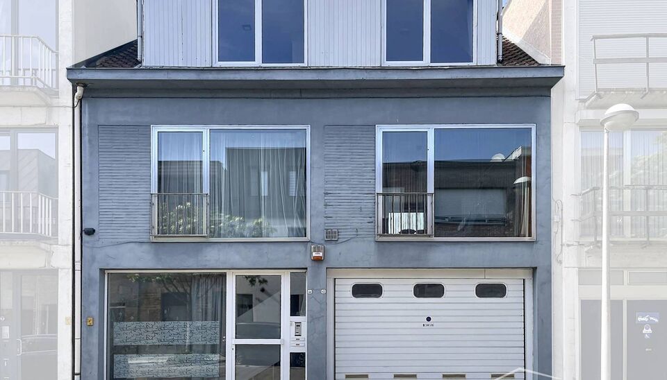 Gebouw met op het gelijkvloers de mogelijkheid tot een commerci&euml;le handelsruimte en een ruime duplexwoning (ca.180m&sup2;), centraal gelegen in Hoboken.
Het gelijkvloers beschikt over een ruime garage met plaats voor twee wagens, een bureau en een praktische