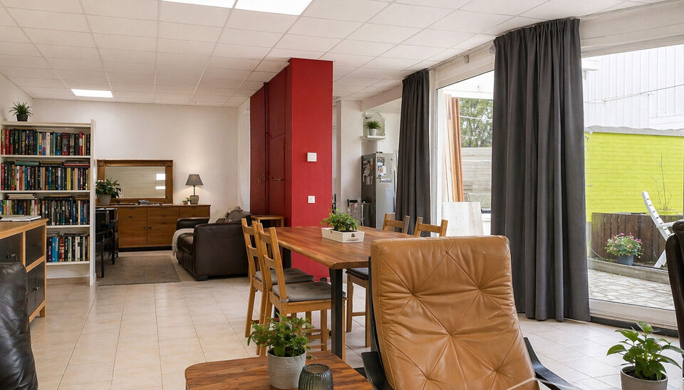 Gebouw met op het gelijkvloers de mogelijkheid tot een commerci&euml;le handelsruimte en een ruime duplexwoning (ca.180m&sup2;), centraal gelegen in Hoboken.
Het gelijkvloers beschikt over een ruime garage met plaats voor twee wagens, een bureau en een praktische