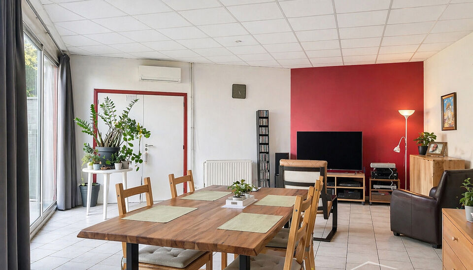 Gebouw met op het gelijkvloers de mogelijkheid tot een commerci&euml;le handelsruimte en een ruime duplexwoning (ca.180m&sup2;), centraal gelegen in Hoboken.
Het gelijkvloers beschikt over een ruime garage met plaats voor twee wagens, een bureau en een praktische