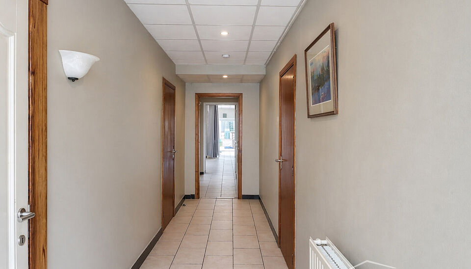 Gebouw met op het gelijkvloers de mogelijkheid tot een commerci&euml;le handelsruimte en een ruime duplexwoning (ca.180m&sup2;), centraal gelegen in Hoboken.
Het gelijkvloers beschikt over een ruime garage met plaats voor twee wagens, een bureau en een praktische