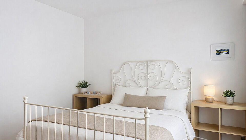 Gebouw met op het gelijkvloers de mogelijkheid tot een commerci&euml;le handelsruimte en een ruime duplexwoning (ca.180m&sup2;), centraal gelegen in Hoboken.
Het gelijkvloers beschikt over een ruime garage met plaats voor twee wagens, een bureau en een praktische