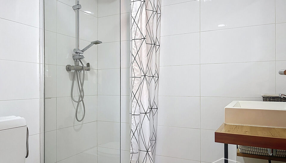 Gebouw met op het gelijkvloers de mogelijkheid tot een commerci&euml;le handelsruimte en een ruime duplexwoning (ca.180m&sup2;), centraal gelegen in Hoboken.
Het gelijkvloers beschikt over een ruime garage met plaats voor twee wagens, een bureau en een praktische