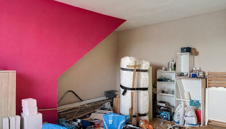 Gebouw met op het gelijkvloers de mogelijkheid tot een commerci&euml;le handelsruimte en een ruime duplexwoning (ca.180m&sup2;), centraal gelegen in Hoboken.
Het gelijkvloers beschikt over een ruime garage met plaats voor twee wagens, een bureau en een praktische