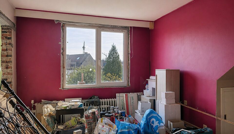 Gebouw met op het gelijkvloers de mogelijkheid tot een commerci&euml;le handelsruimte en een ruime duplexwoning (ca.180m&sup2;), centraal gelegen in Hoboken.
Het gelijkvloers beschikt over een ruime garage met plaats voor twee wagens, een bureau en een praktische