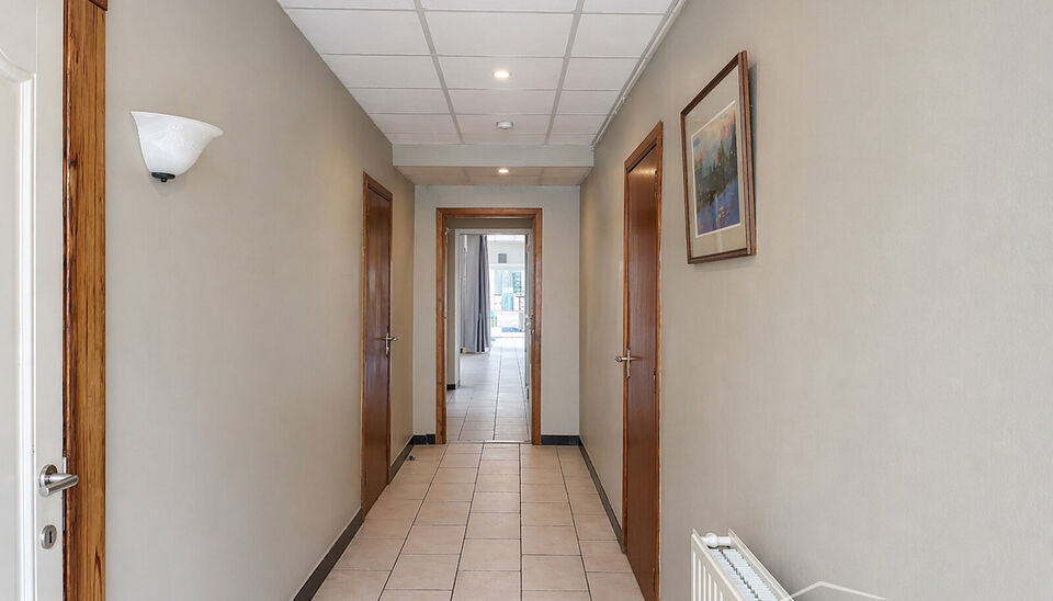 Gebouw met op het gelijkvloers de mogelijkheid tot een commerci&euml;le handelsruimte en een ruime duplexwoning (ca.180m&sup2;), centraal gelegen in Hoboken.
Het gelijkvloers beschikt over een ruime garage met plaats voor twee wagens, een bureau en een praktische