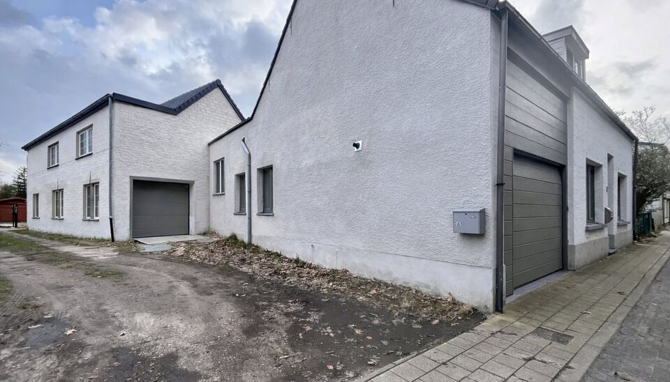 Verrassend ruime gerenoveerde gezinswoning met achterliggend magazijn en stijlvolle loft.
Achter deze gevel schuilt een uitzonderlijk ruime gerenoveerde woning waar wonen en werken perfect samenkomen.
De woning verwelkomt u in een woonkamer van ca. 30 m&sup2;