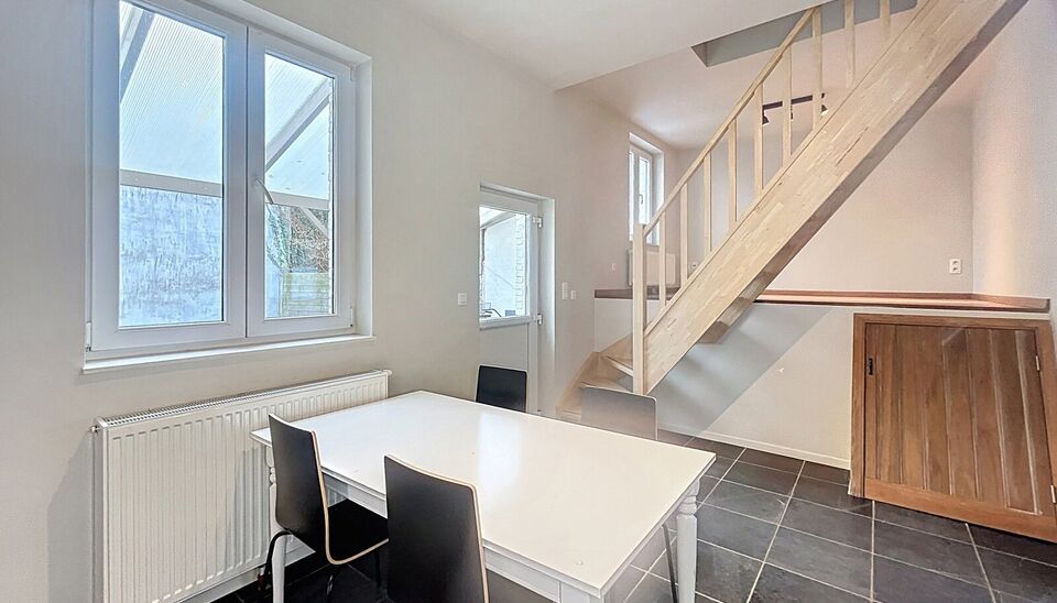 Verrassend ruime gerenoveerde gezinswoning met achterliggend magazijn en stijlvolle loft.
Achter deze gevel schuilt een uitzonderlijk ruime gerenoveerde woning waar wonen en werken perfect samenkomen.
De woning verwelkomt u in een woonkamer van ca. 30 m&sup2;