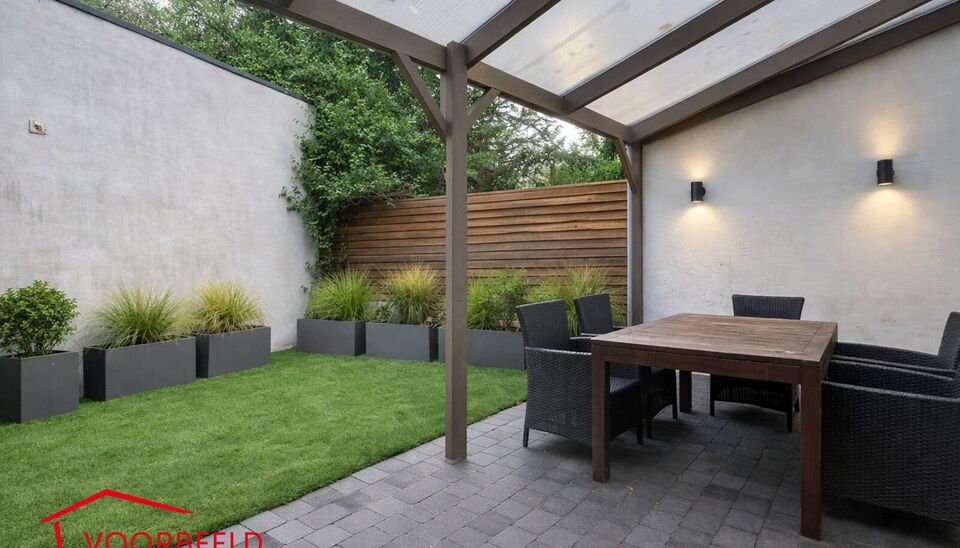 Verrassend ruime gerenoveerde gezinswoning met achterliggend magazijn en stijlvolle loft.
Achter deze gevel schuilt een uitzonderlijk ruime gerenoveerde woning waar wonen en werken perfect samenkomen.
De woning verwelkomt u in een woonkamer van ca. 30 m&sup2;