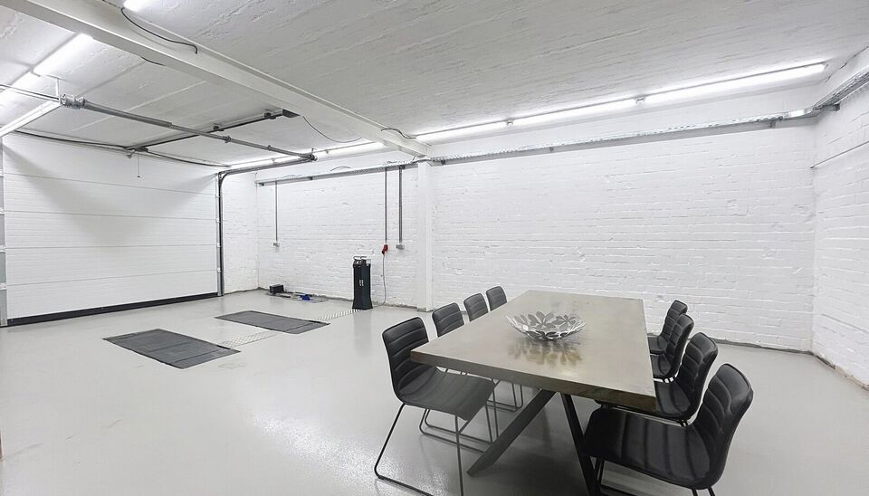 Verrassend ruime gerenoveerde gezinswoning met achterliggend magazijn en stijlvolle loft.
Achter deze gevel schuilt een uitzonderlijk ruime gerenoveerde woning waar wonen en werken perfect samenkomen.
De woning verwelkomt u in een woonkamer van ca. 30 m&sup2;