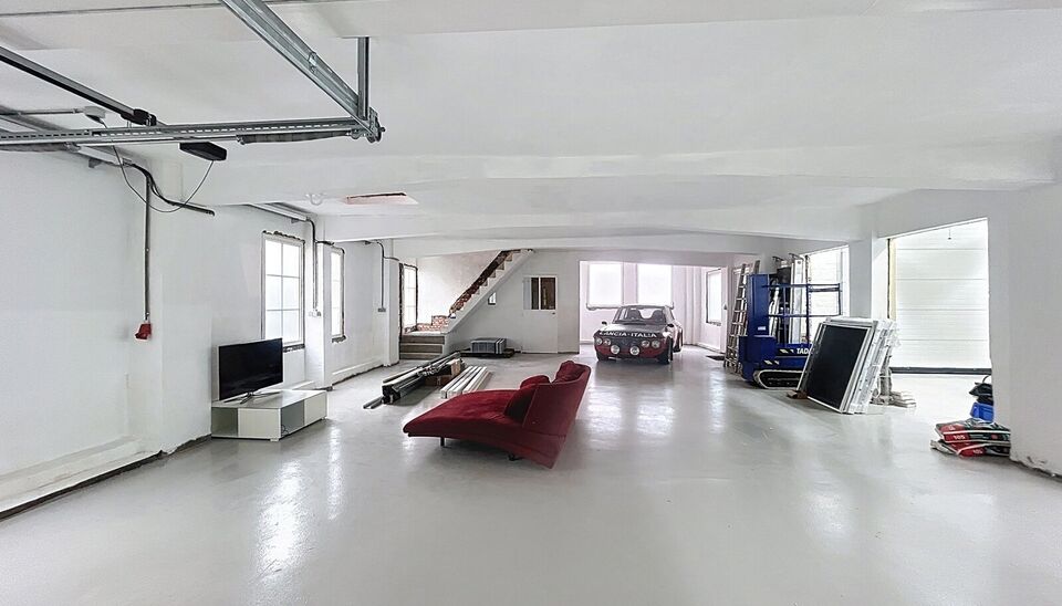 Verrassend ruime gerenoveerde gezinswoning met achterliggend duplex magazijn.
Achter deze gevel schuilt een uitzonderlijk ruime gerenoveerde woning waar wonen en werken perfect samenkomen.
De woning verwelkomt u in een woonkamer van ca. 30 m&sup2; op laminaat