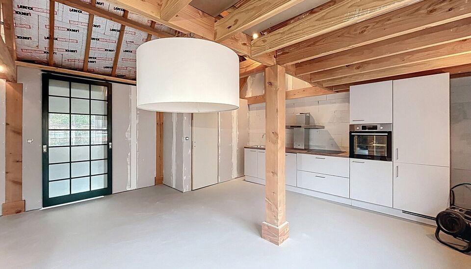 Verrassend ruime gerenoveerde gezinswoning met achterliggend duplex magazijn.
Achter deze gevel schuilt een uitzonderlijk ruime gerenoveerde woning waar wonen en werken perfect samenkomen.
De woning verwelkomt u in een woonkamer van ca. 30 m&sup2; op laminaat