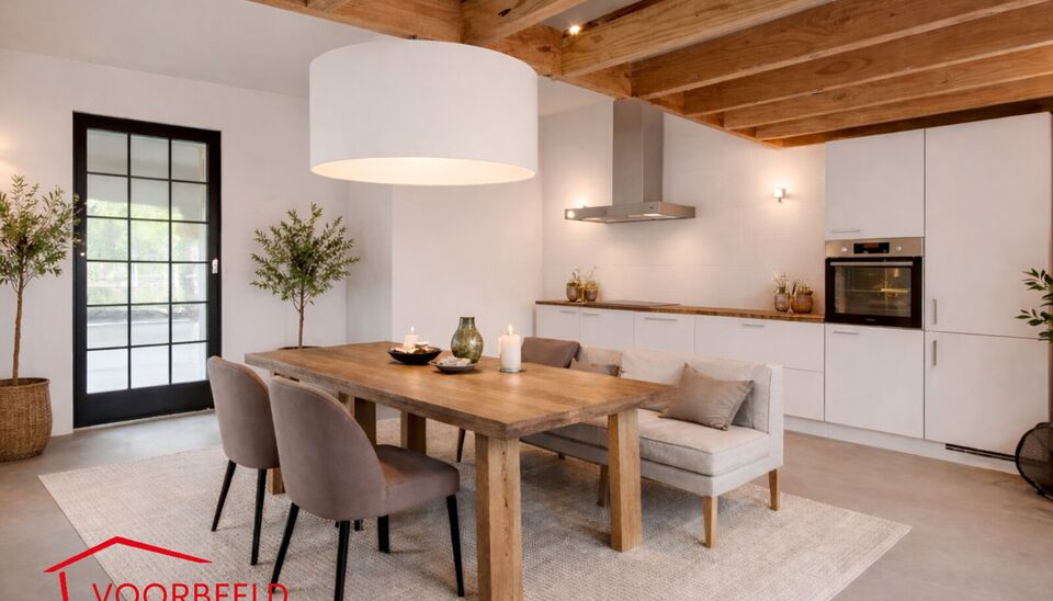 Verrassend ruime gerenoveerde gezinswoning met achterliggend duplex magazijn.
Achter deze gevel schuilt een uitzonderlijk ruime gerenoveerde woning waar wonen en werken perfect samenkomen.
De woning verwelkomt u in een woonkamer van ca. 30 m&sup2; op laminaat