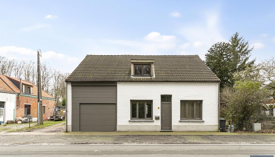 Verrassend ruime gerenoveerde gezinswoning met achterliggend duplex magazijn.
Achter deze gevel schuilt een uitzonderlijk ruime gerenoveerde woning waar wonen en werken perfect samenkomen.
De woning verwelkomt u in een woonkamer van ca. 30 m&sup2; op laminaat