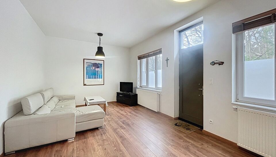 Verrassend ruime gerenoveerde gezinswoning met achterliggend duplex magazijn.
Achter deze gevel schuilt een uitzonderlijk ruime gerenoveerde woning waar wonen en werken perfect samenkomen.
De woning verwelkomt u in een woonkamer van ca. 30 m&sup2; op laminaat